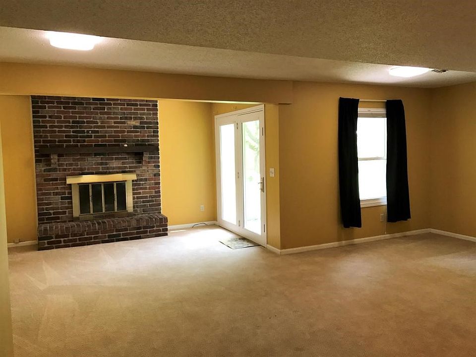 Full finished basement/gas fireplace