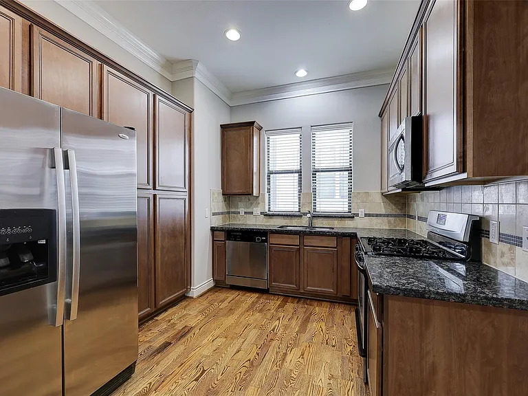 3245 Maxroy St — Photo 10