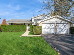 450 W Sheridan Pl, Lake Bluff, IL 60044