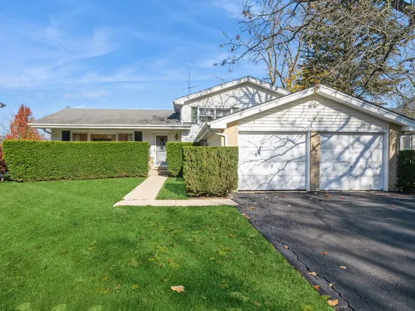 450 W Sheridan Pl, Lake Bluff, IL 60044