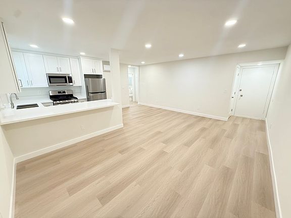 2nd image of 1120-1130 N Laurel Ave W #2