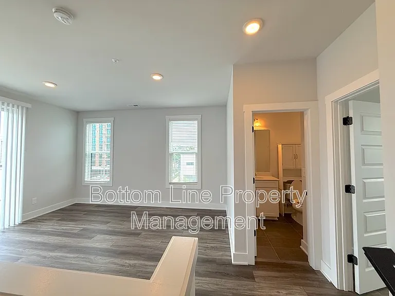 607 W Tremont Ave — Photo 23