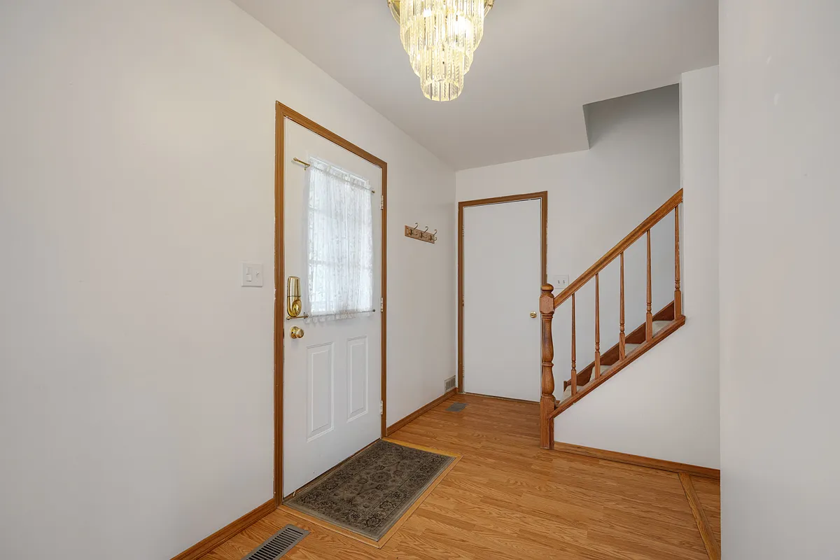 3 bed, 1.5 bath, 1860 sqft, $2,545 — Photo 3
