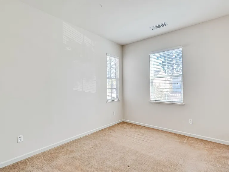 104 Alden Ct — Photo 36
