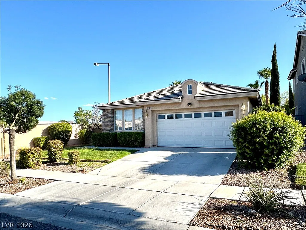 3 bed, 2.0 bath, 1833 sqft, $2,400 — Photo 3
