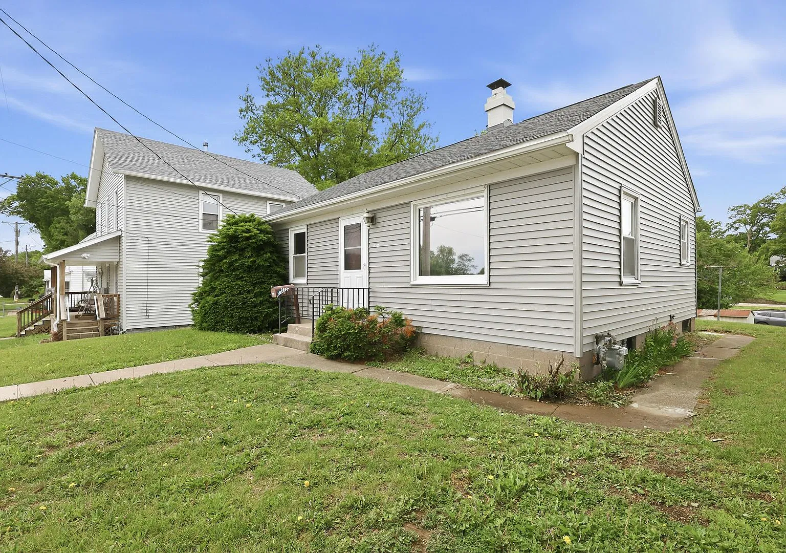 Updated 2 Bedroom Home For Rent! 2506 17th St., Rock Island, Il - $250 Off First Month's Rent — Photo 3