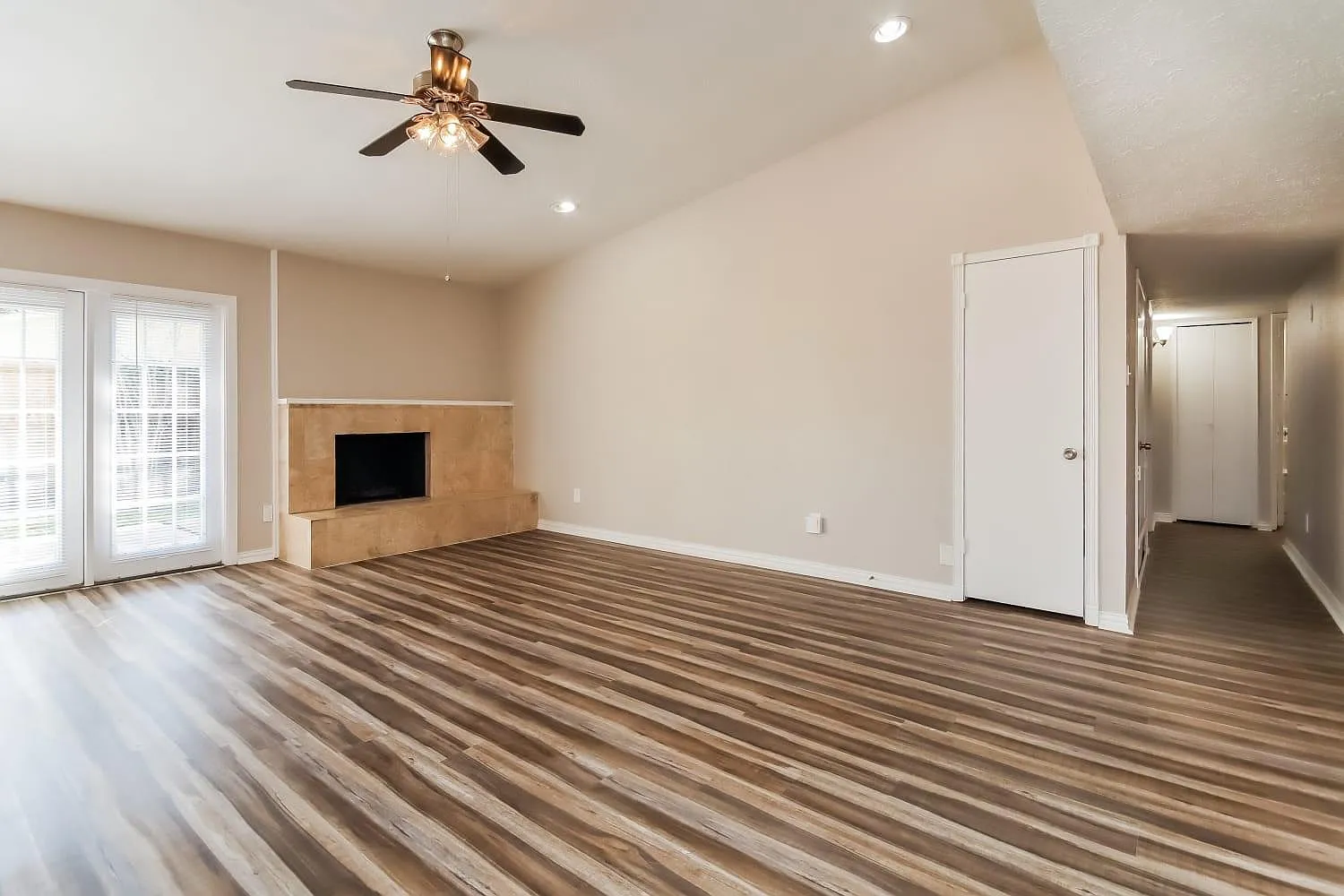 3 bed, 4.0 bath, 1918 sqft, $1,795 — Photo 2