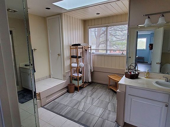 5th image of 416 Westover Mews