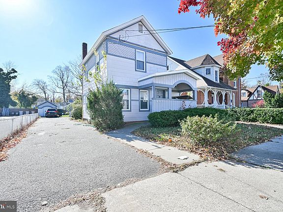 2nd image of 821 E Elmer St