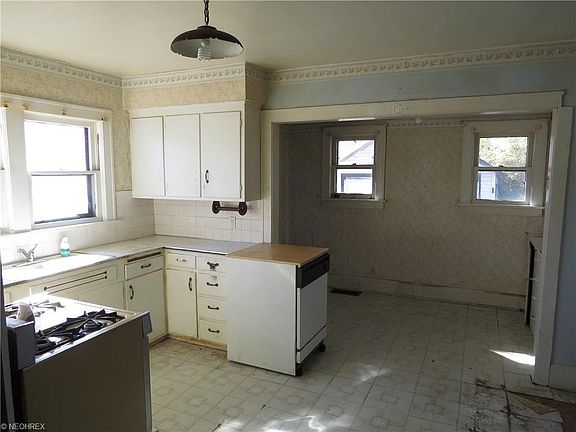 2nd image of 1055 N Saint Clair St