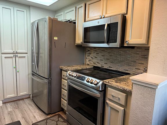 3rd image of 6422 Sherwood Pl