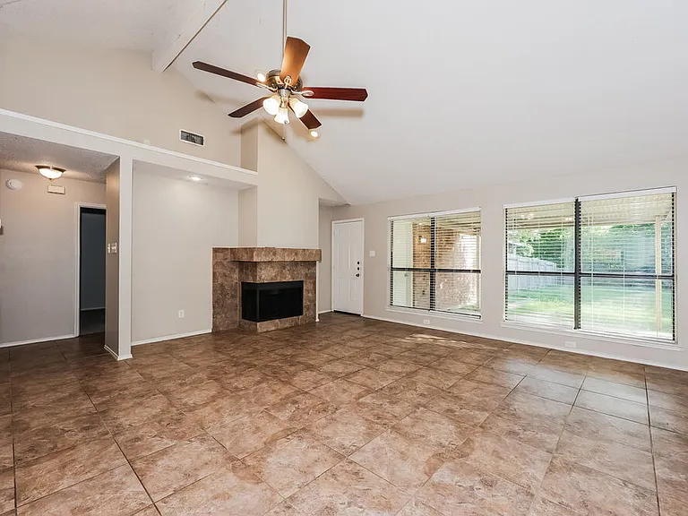 1237 Essex Dr — Photo 3