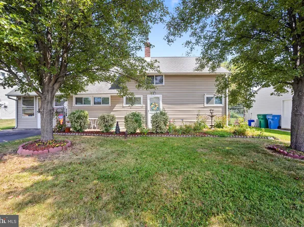 12 Hawthorne Ln, Levittown, PA 19055