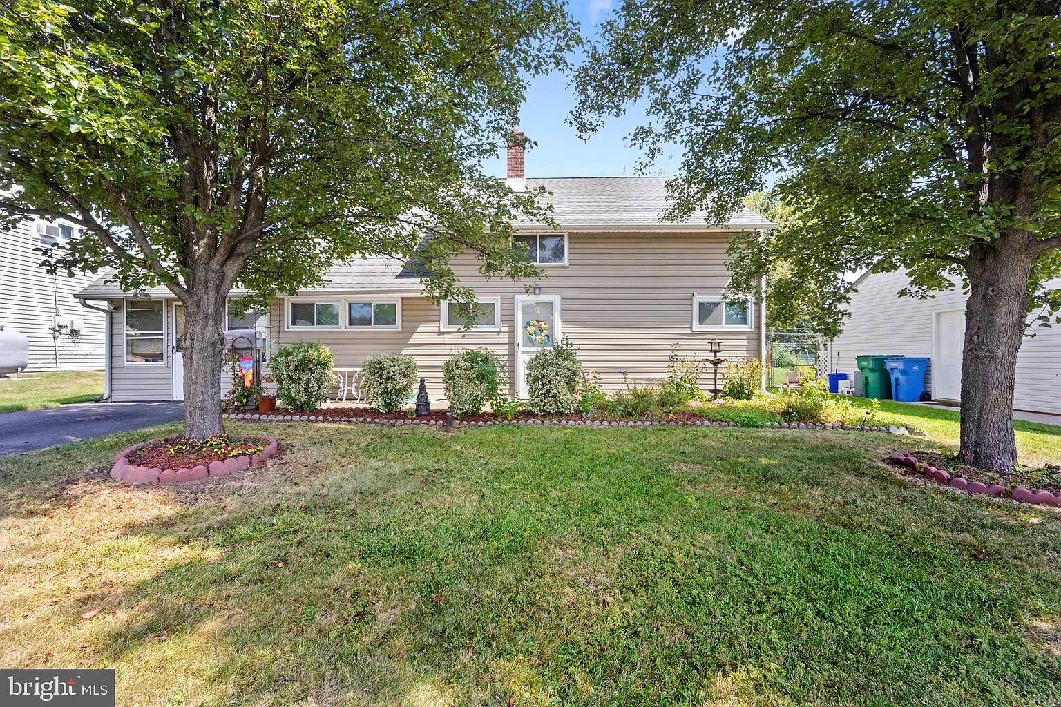 12 Hawthorne Ln photo 1