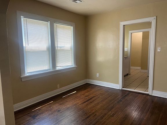 5th image of 1504 S Knoxville Ave