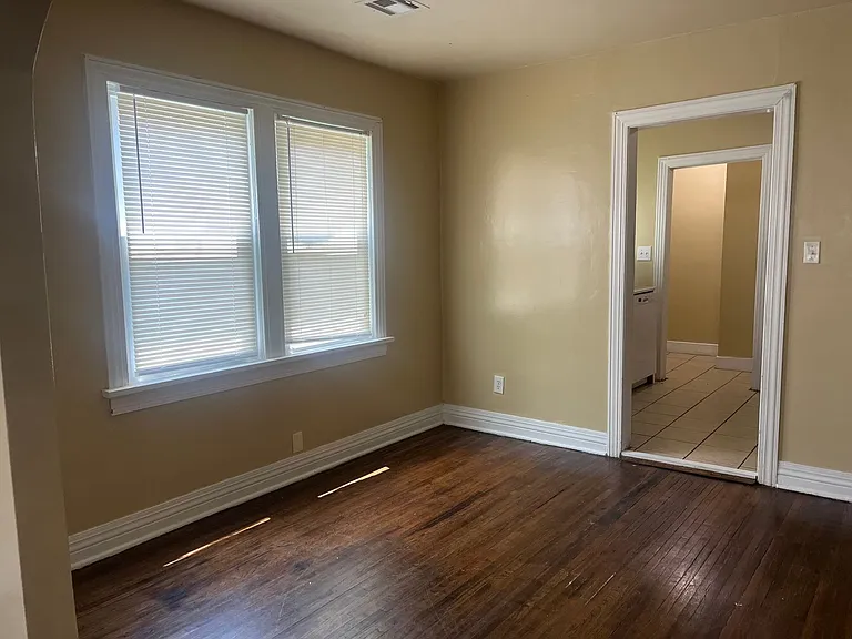 1504 S Knoxville Ave — Photo 5