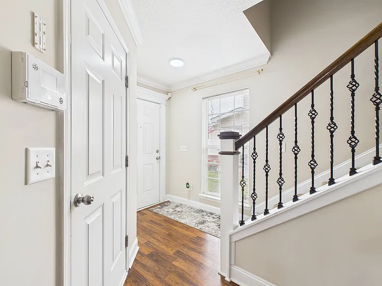 213 Grandview Dr — Photo 5