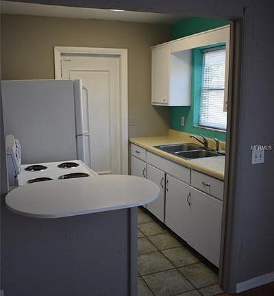 3rd image of 923 Rockhill St