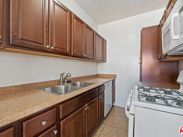 5320 W Olympic Blvd #23 — Photo 9