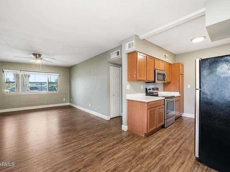 1518 W Colter St #14 — Photo 10