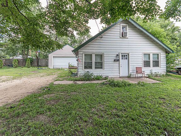 3rd image of 814 Brooke Rd