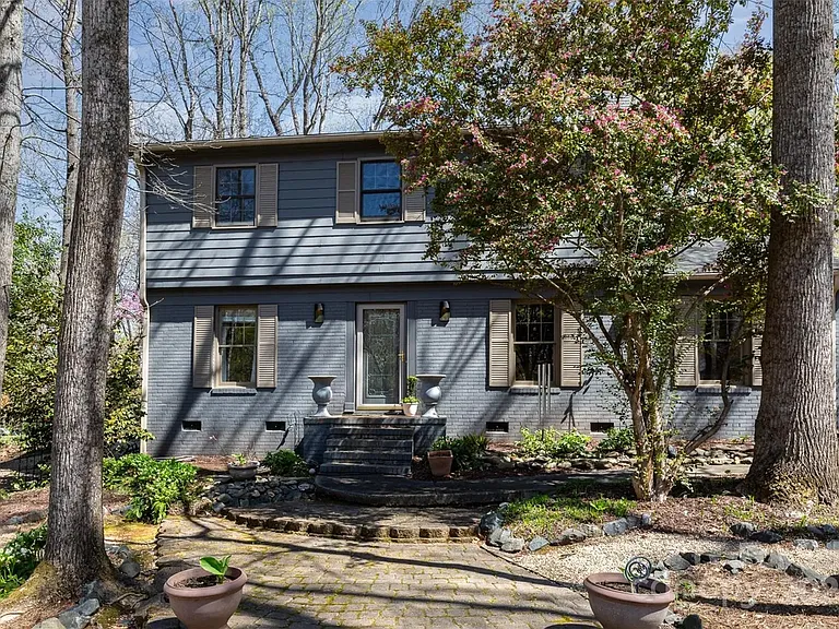 929 Autumnwood Ln — Photo 2