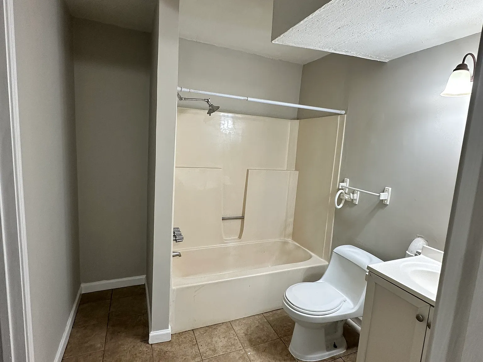 4 bed, 2.0 bath, 2267 sqft, $1,100 — Photo 4