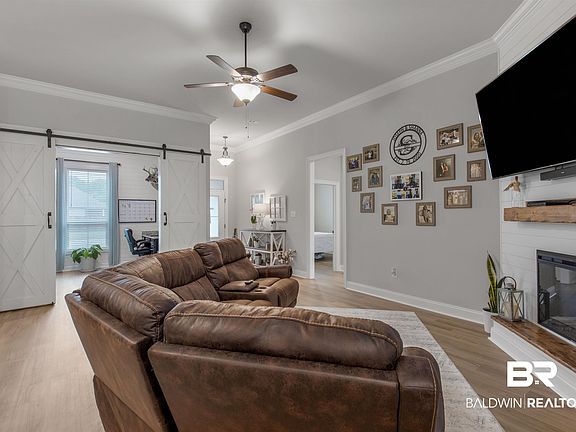 4th image of 568 Crackwillow Ave