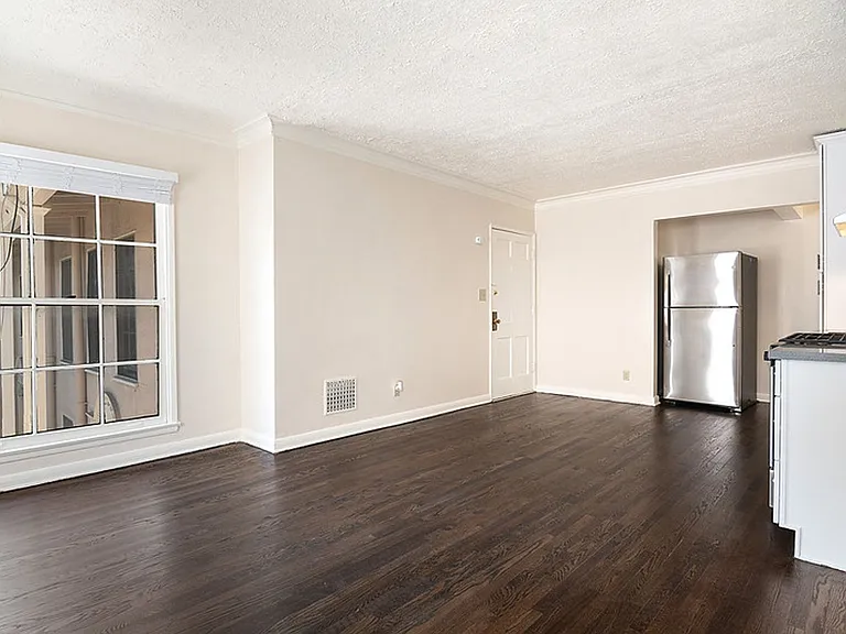 Crenshaw Park Apartments — Photo 23