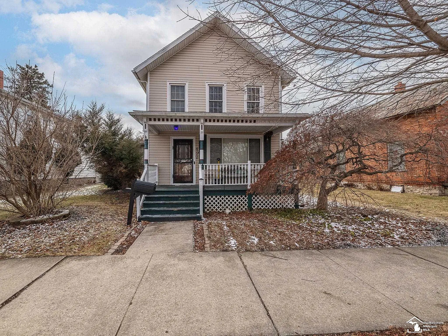 422 E 1st St photo 1