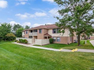 61200 Greenwood Dr, South Lyon, MI 48178
