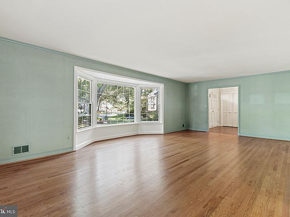 5th image of 483 Old Orchard Cir