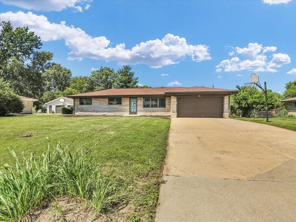 24 Lake Knolls Dr, Chatham, IL 62629