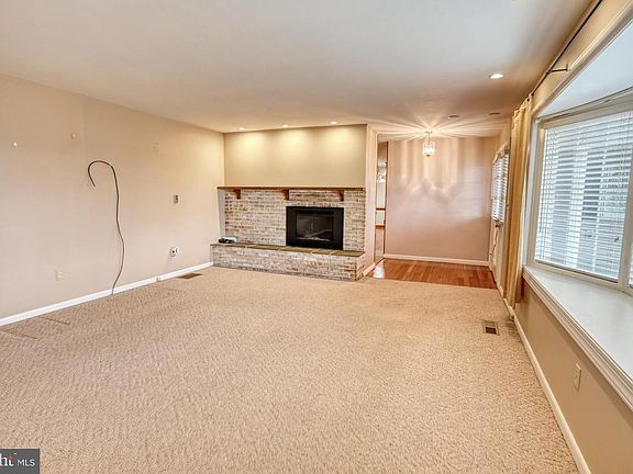 5th image of 601 N College St