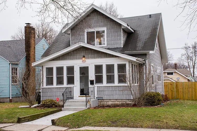 737 Altgeld St photo 1