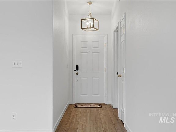 5th image of 1118 W Teton Ave