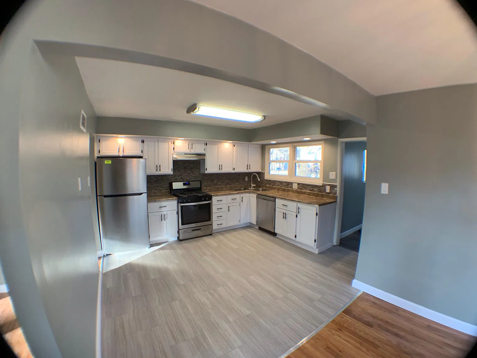 1340 Spring Valley Dr — Photo 2
