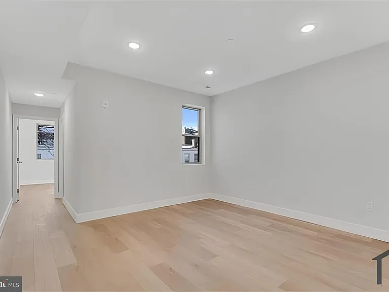1229 W Hilton St #C — Photo 2
