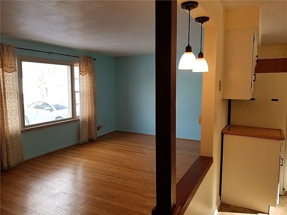 3rd image of 33 Woodcrest Cir