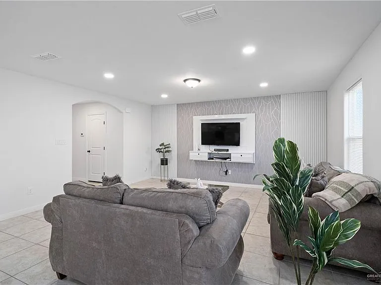 2307 N 26th Dr — Photo 7