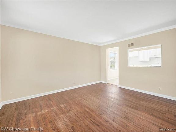3rd image of 561 E Bennett Ave
