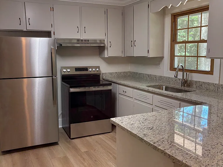560 E University Dr — Photo 9