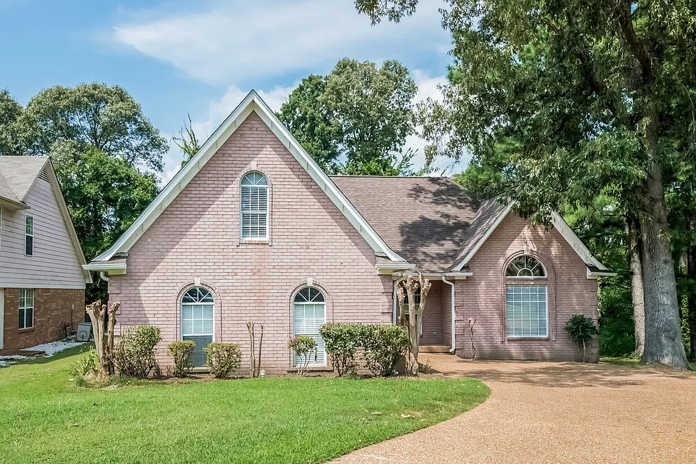 3 bed, 2.0 bath, 1744 sqft, $2,085 — Photo 1