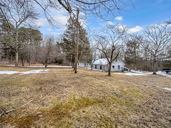 5th image of 150 Mohican Rd