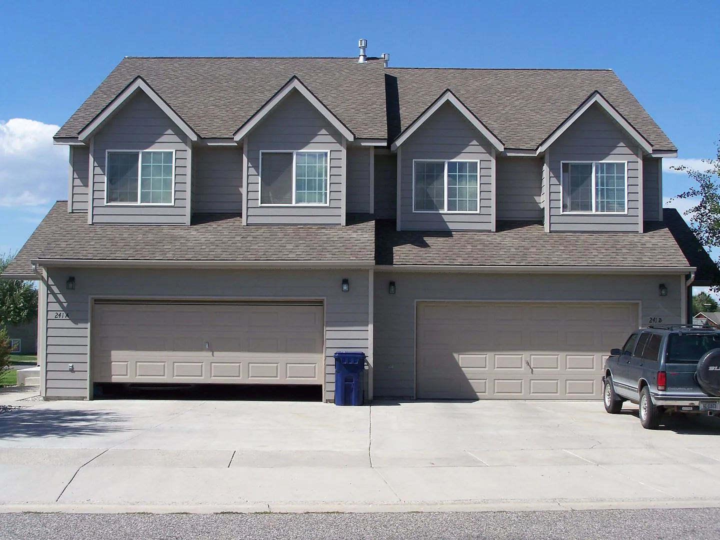 Spacious 3BR 2BA duplex home with attached garage. — Photo 1