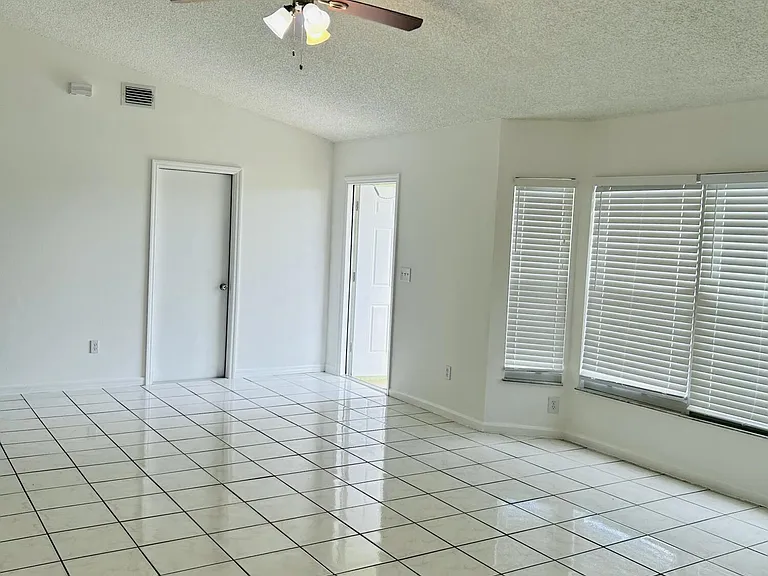 367 SW Donna Ter — Photo 3