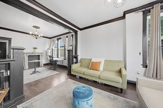 4511 S Francisco Ave — Photo 2
