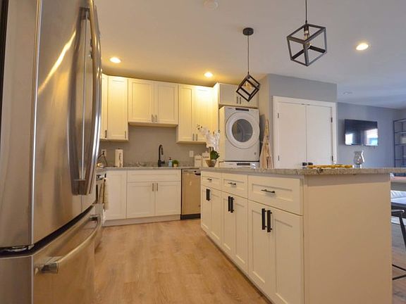 3rd image of 21 Euclid Ave #B