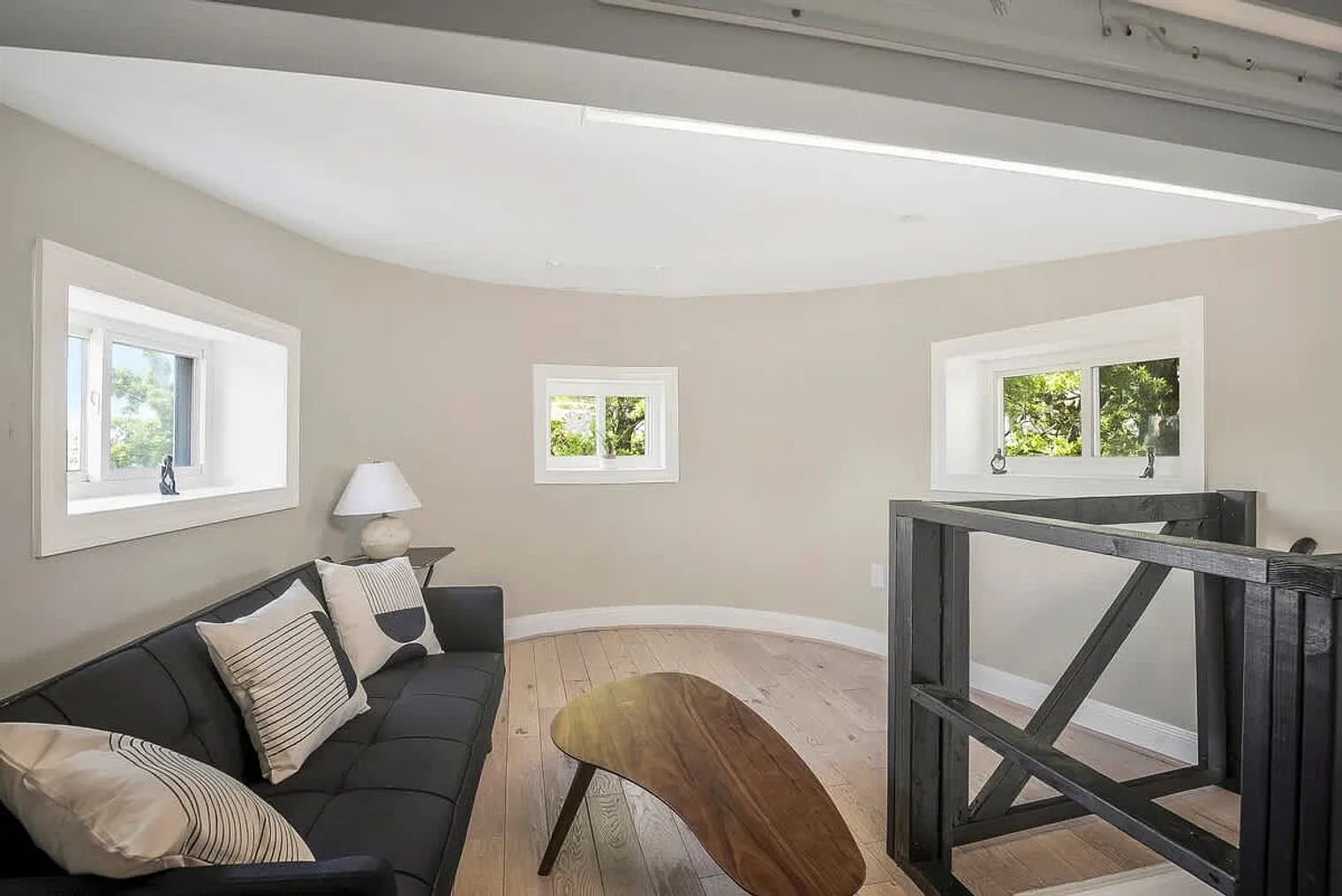 2 bed, 2.0 bath, 742 sqft, $4,566 — Photo 2