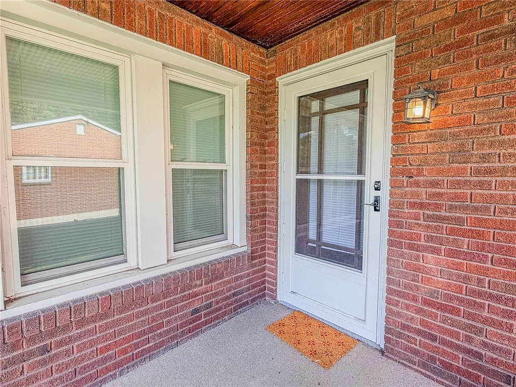 2 bed, 1.5 bath, 1292 sqft, $1,799 — Photo 3